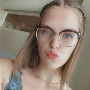 Meet your Posher, Claire